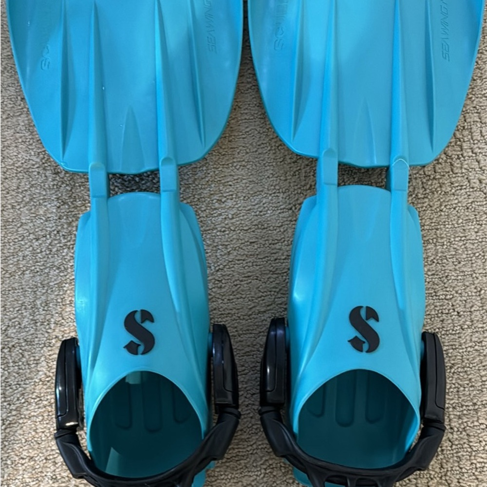 Scuba Pro open heel fins. Extra small. Turquoise. NEW